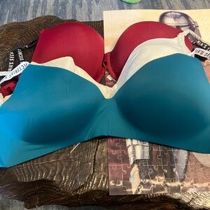 3 Victoria secret bras 34DDD